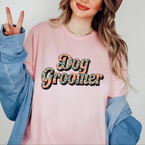 Schattige hondentrimster T-shirt, uniseks maat, shirt huisdier trimmer - leuk cadeau voor huisdierstylist, bloemen hondentrimster T-shirt kerstcadeau