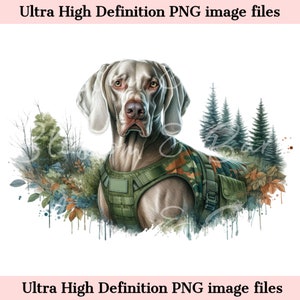 以下が含まれることがあります： 緑と迷彩柄のハーネスをつけたグレーとホワイトのワイマラナー犬が、木々と葉のウォーターカラーの背景の前に立っています。