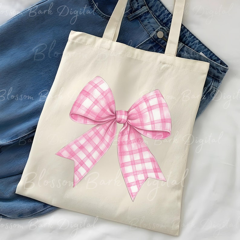 Puede incluir: Una bolsa de lona blanca con un lazo de cuadros rosa y blanco. El lazo est&aacute; dibujado en estilo acuarela.