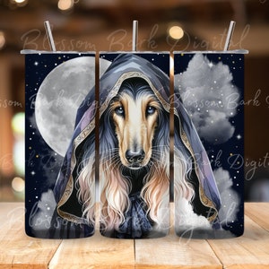 Op de afbeelding: Een set van drie 20 oz roestvrijstalen tumblers met een ontwerp van een hond die een capuchon draagt, een volle maan en sterren op een donkerblauwe achtergrond.
