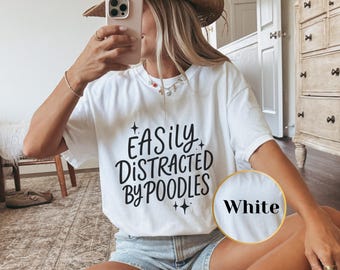 Maglietta Facilmente distratta dai Barboncini - Divertente maglietta grafica per mamma di cani, regalo per amanti dei barboncini, simpatica maglietta per proprietari di animali domestici, stile unisex con colori comodi