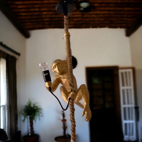Suspension lumineuse singe dorée | Lampe de table singe debout | Décoration sur le thème des animaux | Singe tenant une lampe | Lampe Edison