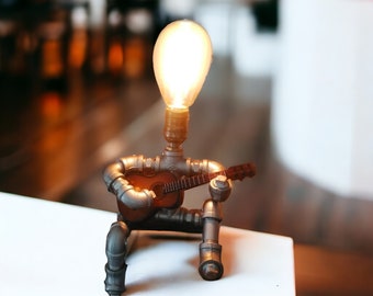 Lampe industrielle pour guitare steampunk | Lampe tuyau rétro steampunk | Lampe vintage pour guitare | Robot tenant une lampe de guitare | Cadeau pour guitariste |