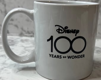 Tasse 100 ans de merveilles Disney à changement de couleur. Avec différents personnages et thèmes !
