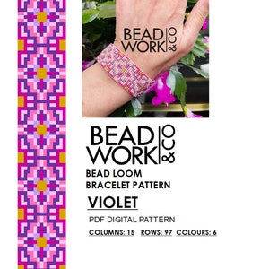 Op de afbeelding: Een kralenweefpatroon voor een armband genaamd "Violet" van Bead Work & Co. Het patroon is voor een roze, paarse en gouden armband met 15 kolommen, 97 rijen en 6 kleuren.