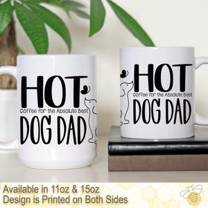 Puede incluir: Dos tazas de cerámica blanca con texto negro e ilustraciones de perros. Las tazas dicen "HOT Coffee for the Absolute Best DOG DAD".