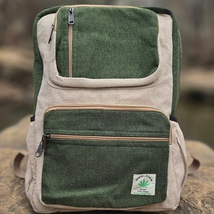Op de afbeelding: Een groene en beige hennep rugzak met een ritsvak en een patch met de tekst "Himalayan Hemp THC-Free".