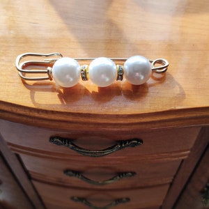 Stylish Gold and White Vintage Pearl Brooch with Crystal Accents, Perfect for Scarves, Shawls & More, Add Elegance to Any Outfit