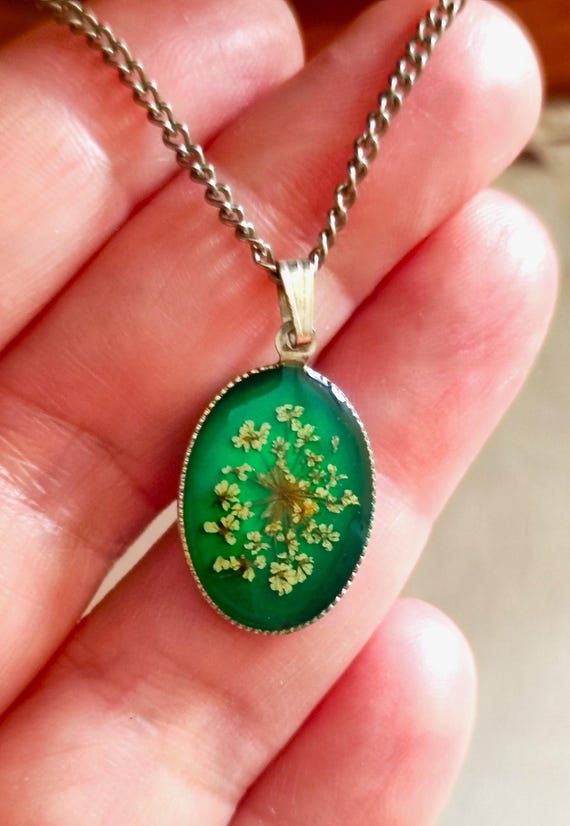 本物のドライフラワーをあしらったグリーンレジンペンダントネックレス