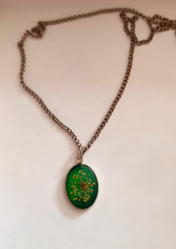 本物のドライフラワーをあしらったグリーンレジンペンダントネックレス