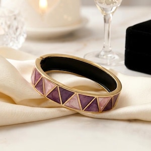 Emaljarmband med gångjärn, geometriskt triangelarmband, pärlfärgade retrosmycken i krämfärgat guld, manschett från 1980-talet