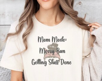 Mom Mode Messy Bun Erste Sachen erledigen Kurzarm-T-Shirt mit Messy Mom Bun, Muttertagsgeschenk für Mütter, Mutterleben, beschäftigte Mutter, Geschenk für Mütter