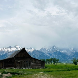 Majestätische Gipfel und historische Gehöfte Digitaldruck, Grand Teton Nationalpark, Mormon Row, Digitaldruck