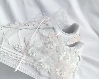 デカール付きカスタムブライダルエアフォース1スニーカー —花嫁への贈り物—結婚祝い—ユニークな記念日ギフト—プロムスニーカー—パールレースブライダルシューズ