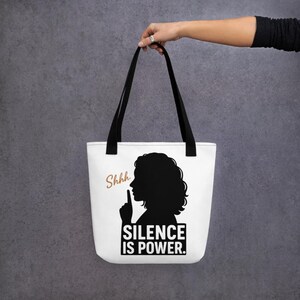 沈黙は力なり トートバッグ – モチベーションを高める名言トートバッグ、フェミニストアート、彼女へのプレゼント、ガールパワー、グレーのミニマリストトートバッグ
