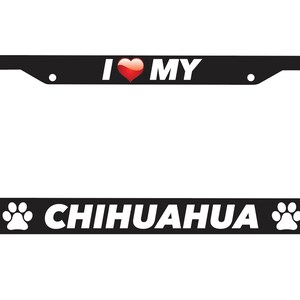 Puede incluir: Marco de matrícula negro con texto blanco que dice "Amo a mi Chihuahua" con huellas de patas a cada lado. El marco tiene un corazón rojo en la parte superior central.