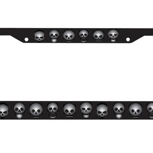 Puede incluir: Marco de matrícula de metal negro con una fila de diseños de calaveras plateadas a lo largo de los bordes superior e inferior.