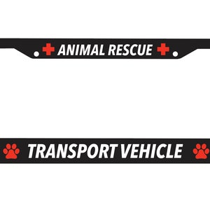 Puede incluir: Marco de matrícula negro con texto blanco que dice "ANIMAL RESCUE" y "TRANSPORT VEHICLE". El marco también presenta símbolos de cruz roja y huellas de patas.