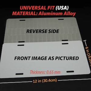 K&ouml;nnte beinhalten: Wei&szlig;es Nummernschild mit dem Text "FRONT IMAGE AS PICTURED". Das Schild ist 30,4 cm lang und 15,2 cm hoch, aus Aluminiumlegierung. Die Dicke betr&auml;gt 0,65 mm. Die R&uuml;ckseite ist sichtbar.