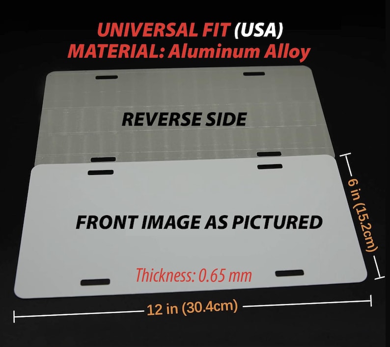 K&ouml;nnte beinhalten: Wei&szlig;es Nummernschild mit dem Text "FRONT IMAGE AS PICTURED". Das Schild ist 30,4 cm lang und 15,2 cm hoch, aus Aluminiumlegierung. Die Dicke betr&auml;gt 0,65 mm. Die R&uuml;ckseite ist sichtbar.