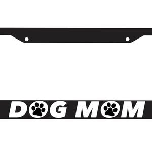 Puede incluir: Marco de matrícula negro con texto blanco que dice "DOG MOM" con una huella de pata a cada lado de la palabra "MOM".