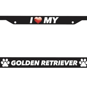 Puede incluir: Marco de matrícula negro con texto blanco que dice "Amo a mi Golden Retriever" con un corazón rojo y huellas de patas a cada lado.