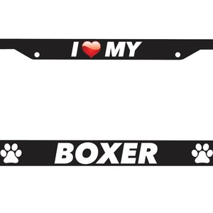 Puede incluir: Marco de matrícula negro con texto blanco que dice "Me encanta mi Boxer" con un corazón rojo y huellas de patas a cada lado.