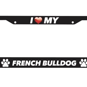 Puede incluir: Marco de matrícula negro con texto blanco que dice "Amo a mi Bulldog Francés" con un corazón rojo y huellas de patas a cada lado.