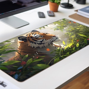 Könnte beinhalten: Ein Tiger mit orangefarbenen und schwarzen Streifen liegt in einer üppigen grünen Dschungelkulisse. Der Tiger schaut nach oben und nach rechts, mit leicht geöffnetem Maul. Der Hintergrund ist eine Unschärfe aus grünen Blättern und Sonnenlicht.