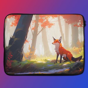 Peut inclure: Un renard roux est assis dans un d&eacute;cor de for&ecirc;t avec une douce lumi&egrave;re dor&eacute;e filtrant &agrave; travers les arbres. Le renard a une poitrine blanche et une queue touffue.