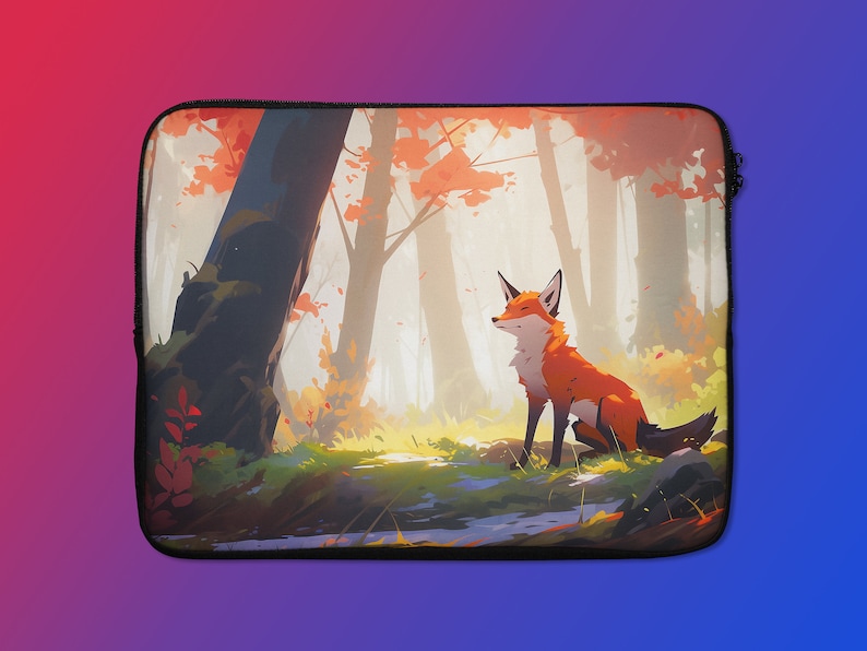 Peut inclure: Un renard roux est assis dans un d&eacute;cor de for&ecirc;t avec une douce lumi&egrave;re dor&eacute;e filtrant &agrave; travers les arbres. Le renard a une poitrine blanche et une queue touffue.