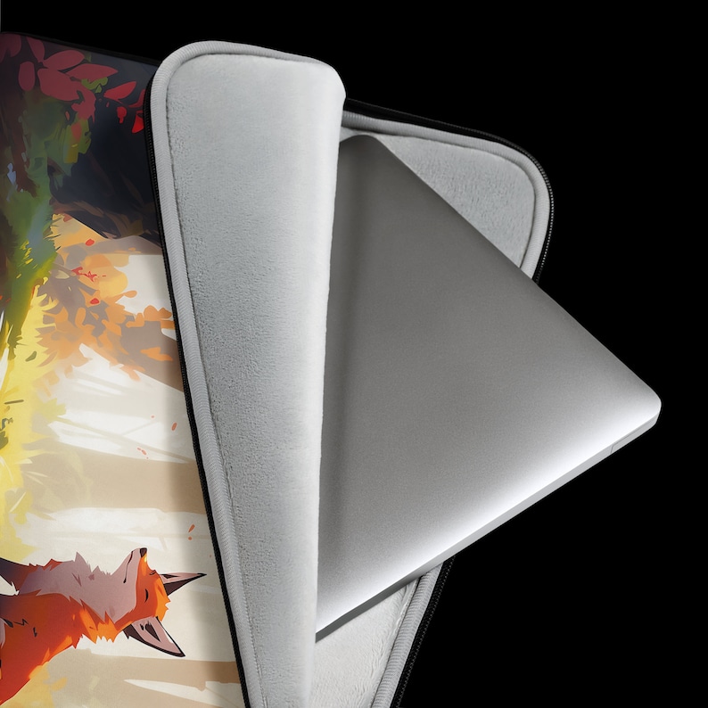 Peut inclure: Une housse pour ordinateur portable avec une illustration color&eacute;e d'un renard dans un d&eacute;cor de for&ecirc;t. La housse est ouverte et un ordinateur portable argent&eacute; se trouve &agrave; l'int&eacute;rieur.
