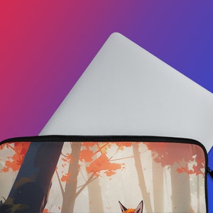 Peut inclure: Une housse pour ordinateur portable avec une sc&egrave;ne de for&ecirc;t d'automne color&eacute;e mettant en sc&egrave;ne un renard. La housse est faite d'un mat&eacute;riau doux et durable et poss&egrave;de une fermeture &agrave; glissi&egrave;re.