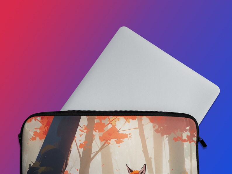 Peut inclure: Une housse pour ordinateur portable avec une sc&egrave;ne de for&ecirc;t d'automne color&eacute;e mettant en sc&egrave;ne un renard. La housse est faite d'un mat&eacute;riau doux et durable et poss&egrave;de une fermeture &agrave; glissi&egrave;re.