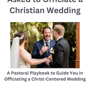 Peut inclure: Couverture de livre avec le titre "Help! I Have Been Asked to Officiate a Christian Wedding." La couverture présente une photo d'une cérémonie de mariage. Le texte "A Pastoral Playbook to Guide You in Officiating a Christ-Centered Wedding" est également présent.