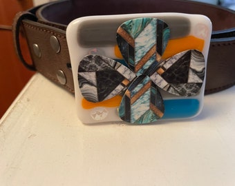 Boucle de ceinture en verre fusionné bleu, orange, gris. Orné de médiators pour créer un design unique et accrocheur. Livré avec une ceinture en cuir.