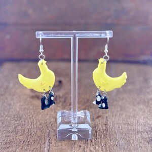 Handgefertigte Ohrringe aus Ton Polymer mit schwarzen Stiefeln