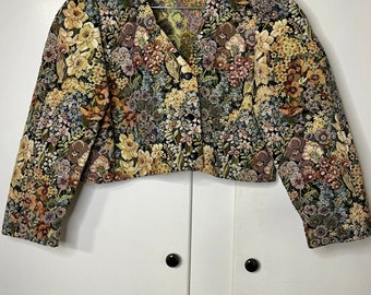 Giacca bolero strutturata ritagliata con arazzo floreale vintage