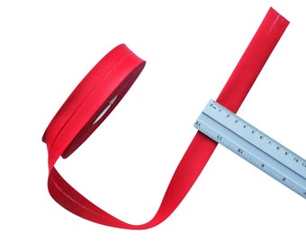 Rol effen rode katoenen biaisband van 25 mm (2,5 cm) breed, voorgevouwen