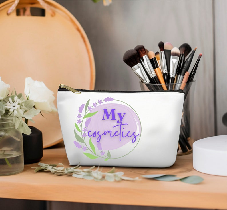 Cute makeup bag for women with a white background, in the shape of a T, with a minimalist design and manicurist details. It is the ideal gift for women or bathroom toiletry bag.
It is a very practical makeup bag that can be used for different uses.