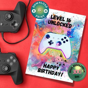 Puede incluir: Dos mandos de juego negros con cables sobre un fondo rojo. Una tarjeta de cumpleaños con diseño de acuarela presenta un mando blanco y el texto "LEVEL 16 UNLOCKED" y "HAPPY BIRTHDAY!"