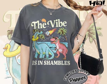Chemise couleurs confort The Vibe Is In Shambles, t-shirt dinosaure drôle, cadeau mignon tee-shirt santé mentale, cadeau pour elle
