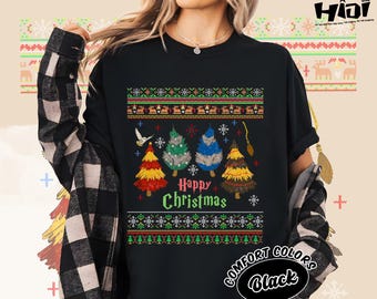 ハッピークリスマスツリーのアグリーコンフォートカラーシャツ、ウィザードハウスのクリスマスツリーシャツ、クリスマスウィザードツリースウェットシャツ、マジカルパインツリー