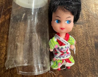 Muñeca clon internacional de Miss Japón de Kiddle, de la década de 1960, en contenedor