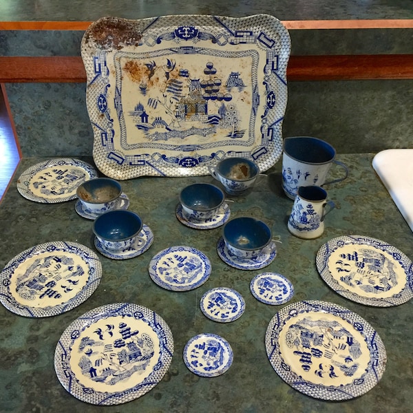 Toy Blue Willow Tin Lithograph Dishes 21 Pieces Tray Plates Sugar Coffee Pot Creamer 1950 Era