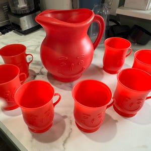 1970&#39;s Kool-Aid Man Red Pitcher and 7 Red Cups