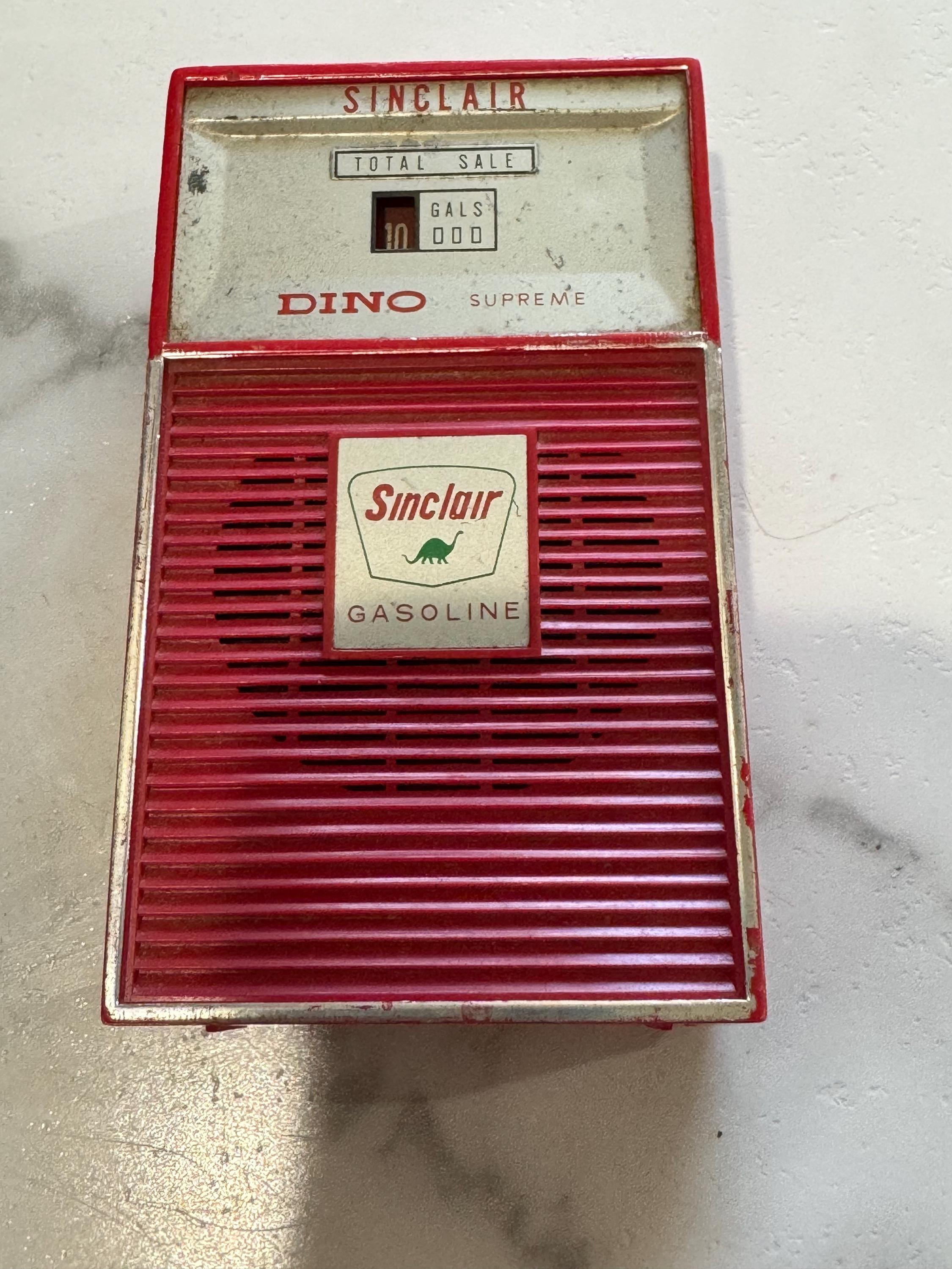 Vintage 1960's Dino Sinclair Gas Pump Transistor Radio Vintage 1960's Dino Sinclair Gas Pump Transistor Radio