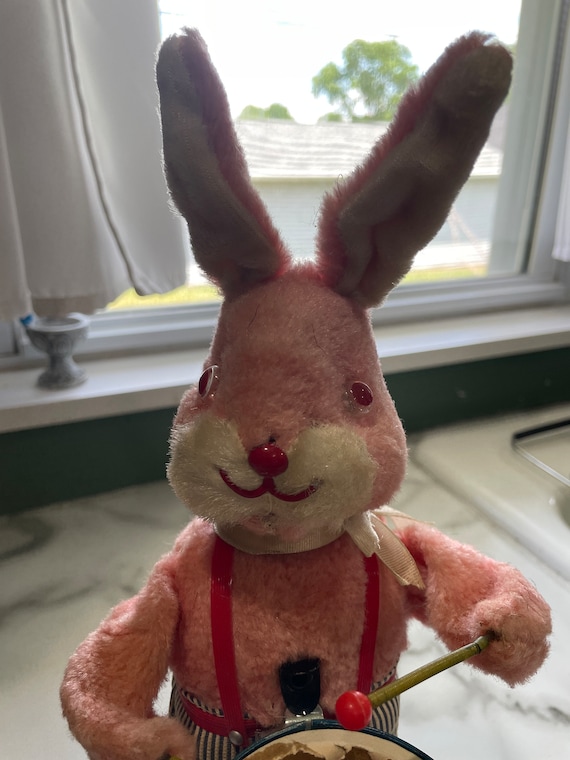 Jouet Lapin à Remonter – Marche, Tambourine Et Frappe Le Gong – Peluche Mécanique 20 Cm – Piles AA Incluses
