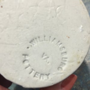 Puede incluir: Cer&aacute;mica blanca con el texto "Williamsburg Pottery VA" estampado en la parte inferior.