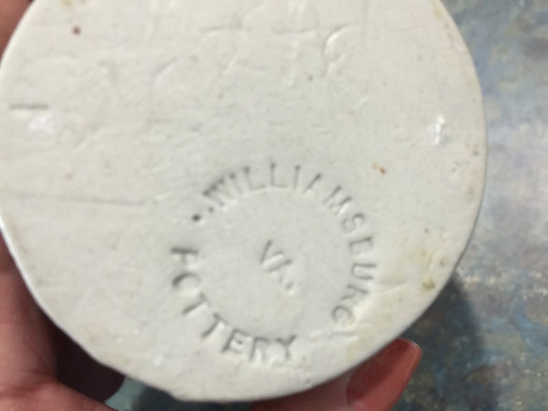 Puede incluir: Cer&aacute;mica blanca con el texto "Williamsburg Pottery VA" estampado en la parte inferior.
